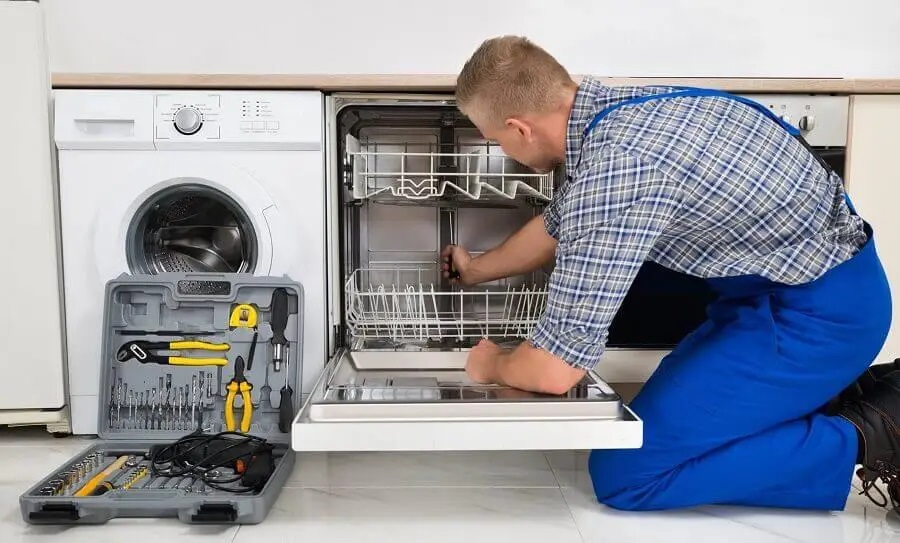 Bornova Electrolux servisi teknisyen ekibi beyaz eşya tamiri yaparken